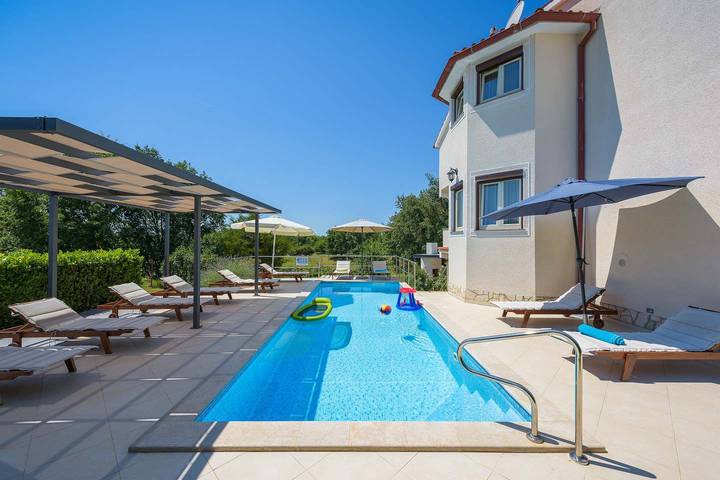 Ferienhaus für 10 Personen, mit Balkon und Terrasse sowie Garten und Pool in Zbandaj