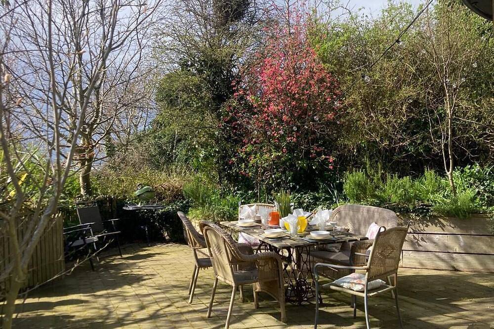 Country cottage in peaceful setting, nestled between the mountains and the sea. in County Down