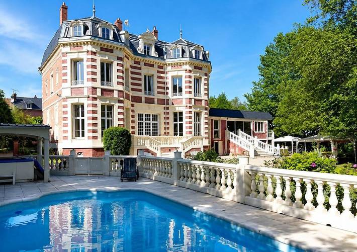 Villa pour 15 personnes, avec Jacuzzi et Terrasse ainsi que Piscine et Sauna
