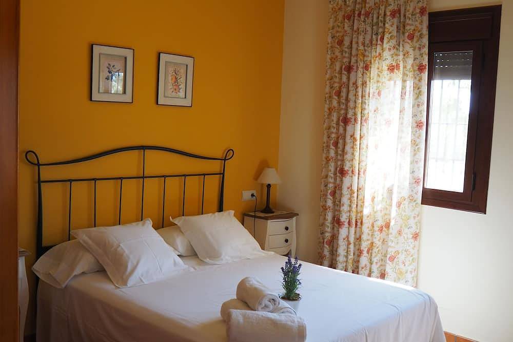 House with garden, basketball, tennis. Close to the sea and the mountain. Families in Terres de l'Ebre, Tarragona Province