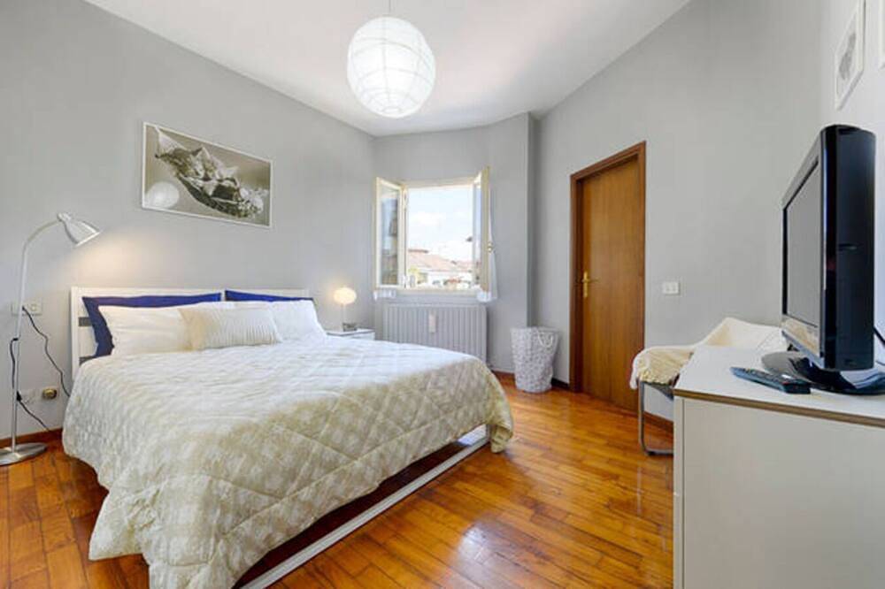 Entire apartment, [Via Canalino] Nice studio|center|A/C in Modena, Modena Province