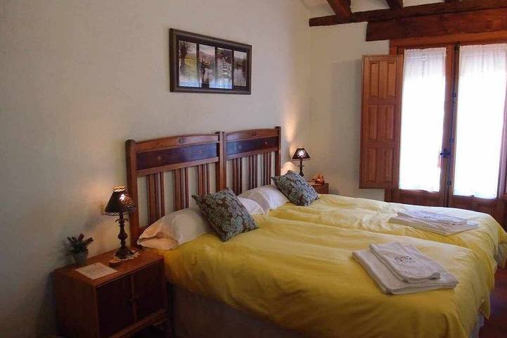 El Mirador de la Cigüeña: Large Eco-Retreat near Segovia with Stork Views in Cabanillas del Monte, Torrecaballeros