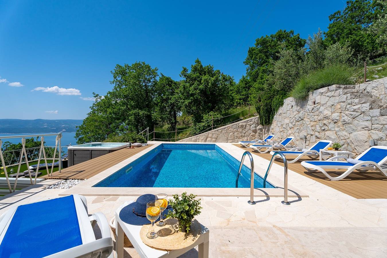 Max. 11 Personen, 5 Schlafzimmer, 4 Bäder, Fitnessraum, Grill, Tischtennis in Lokva Rogoznica, Split-Dalmatien