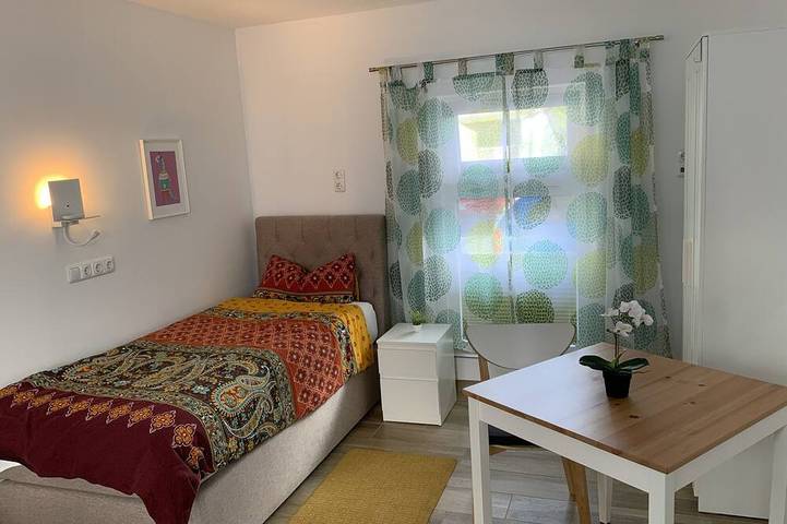 Room for fitters 18sqm two box-spring beds 100x200 and 90x200 in Weiterstadt, Hesse du Sud