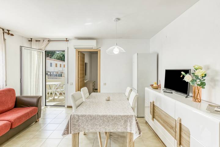 Apartamento entero, Apartamento 'San Enrique' con piscina compartida, terraza privada y aire acondicionado. in La Escala, Alt Empordà