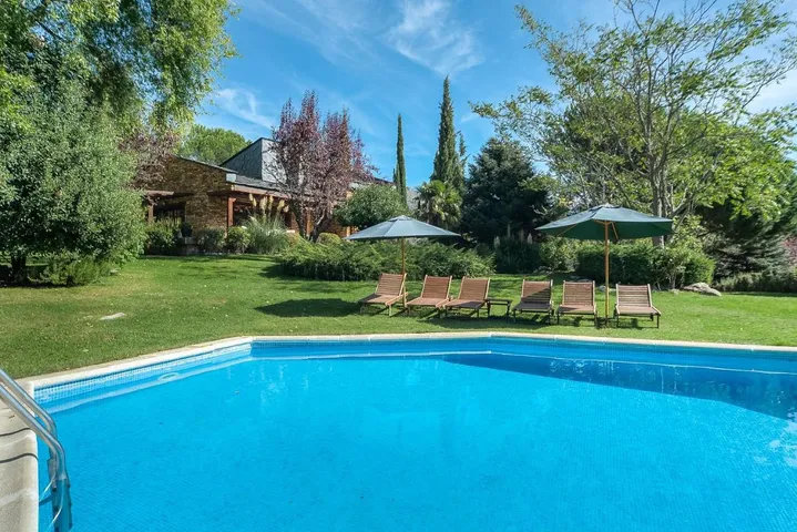Chalet para 10 personas, con piscina además de terraza y vistas - 1