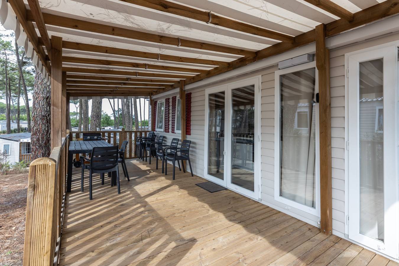 Apartamento entero, Casa móvil Elisa y Christophe con piscina compartida, terraza y aire acondicionado in Saint-Julien-en-Born, Côte d’Argent