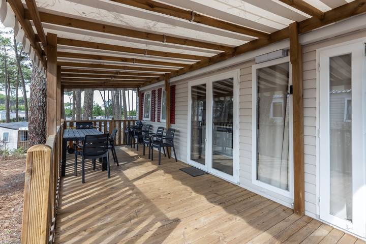 Apartamento entero, Mobil Home Elisa y Christophe con piscina compartida, terraza y aire acondicionado in Saint-Julien-en-Born, Côte d’Argent