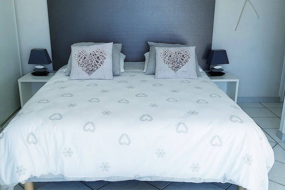Entire apartment, Apartment in charming villa, panoramic view of the sea and the village of Cabris in Cabris, Cannes region