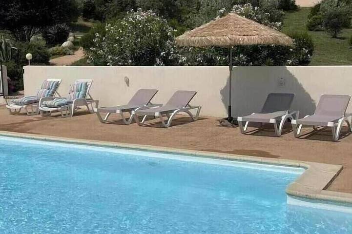 Location de vacances pour 4 personnes, avec piscine et jardin à Serra-di-Fiumorbo