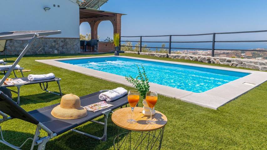 Villa für 4 Personen, mit Pool und Balkon/Terrasse in Torrox