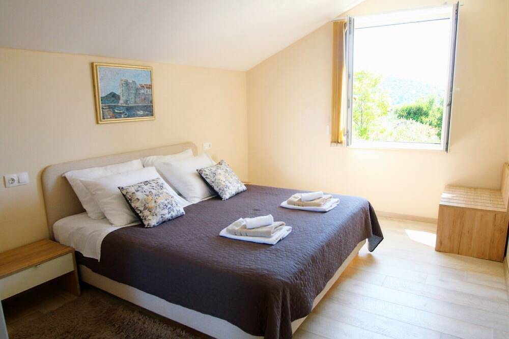 Apartamento entero, Apartments Mi&Ni - Two Bedroom Apartment with Balcony and Sea View in Cavtat, Condado de Dubrovnik-Neretva