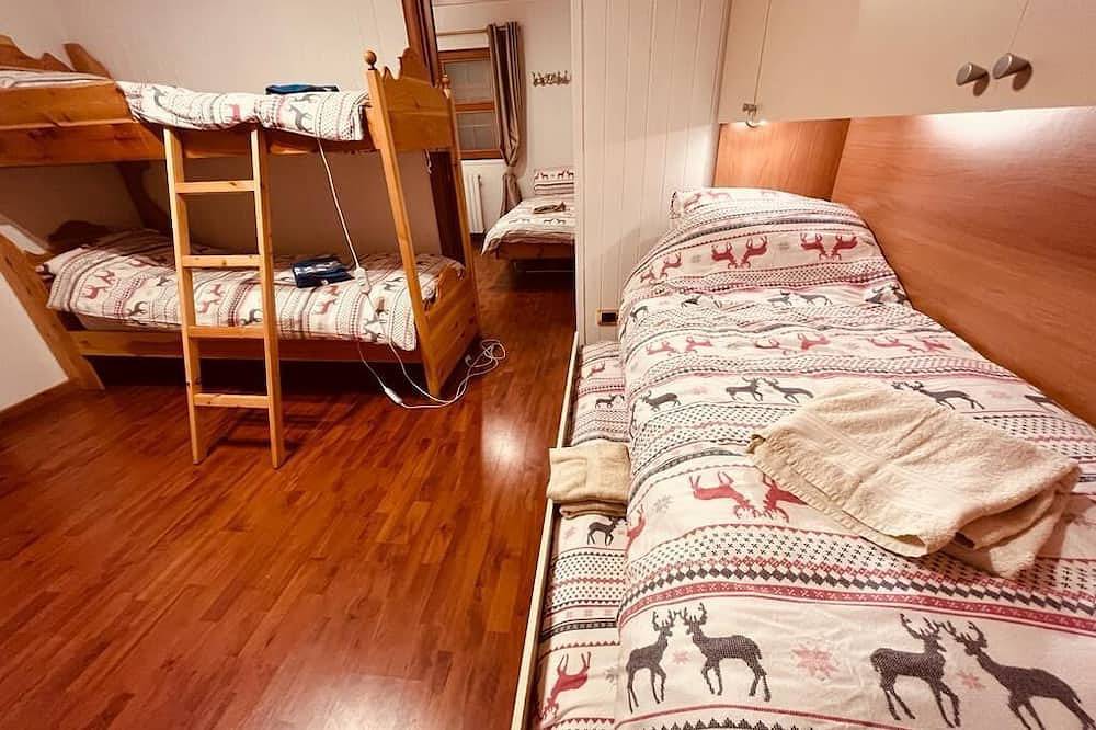 Entire apartment, 2 Limone Hut White Reserve Ski-in Ski-out Morel chairlift in Limone Piemonte, Cuneo Province