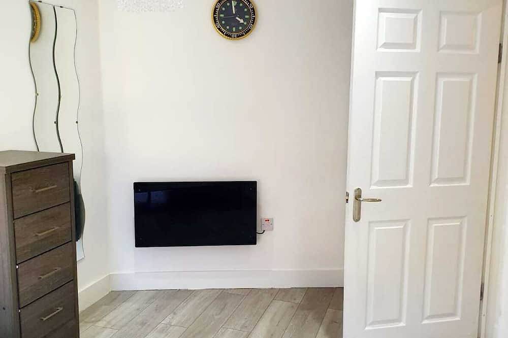 A Modern One-bedroom Detached Bungalow, With its own Private Entrance and Garden in Swanscombe and Greenhithe, Dartford