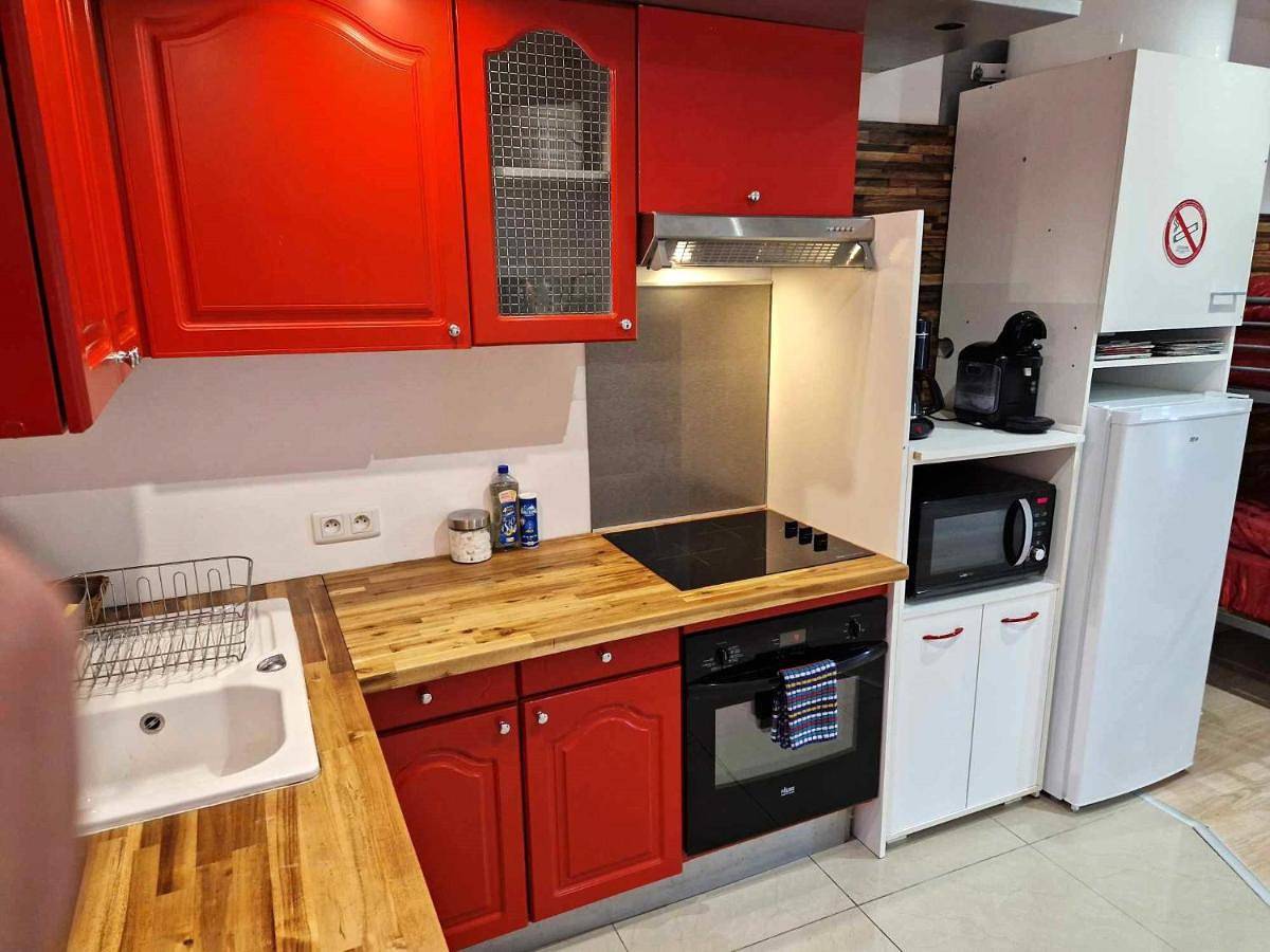Appartement entier, 03 - Joli studio traversant situé au rdc avec 2 lits, tout équipé pour 1, 2 ou 3 personnes maximum, entrée indépendante donnant sur parking dont une place est réservée devant la porte, grand fourgon possible et jolie terrasse à l'arrière comme une maison in Razac-sur-l'Isle, Périgord Blanc
