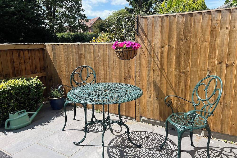 Bijou Bolthole in Blakeney for 2,parking,patio,lawn & close to Quay,pubs & shops in Blakeney, Norfolk Coast