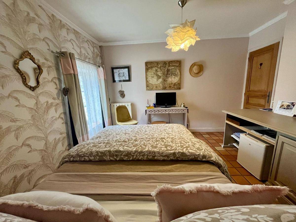 Double Room with Private Bathroom in Essonne