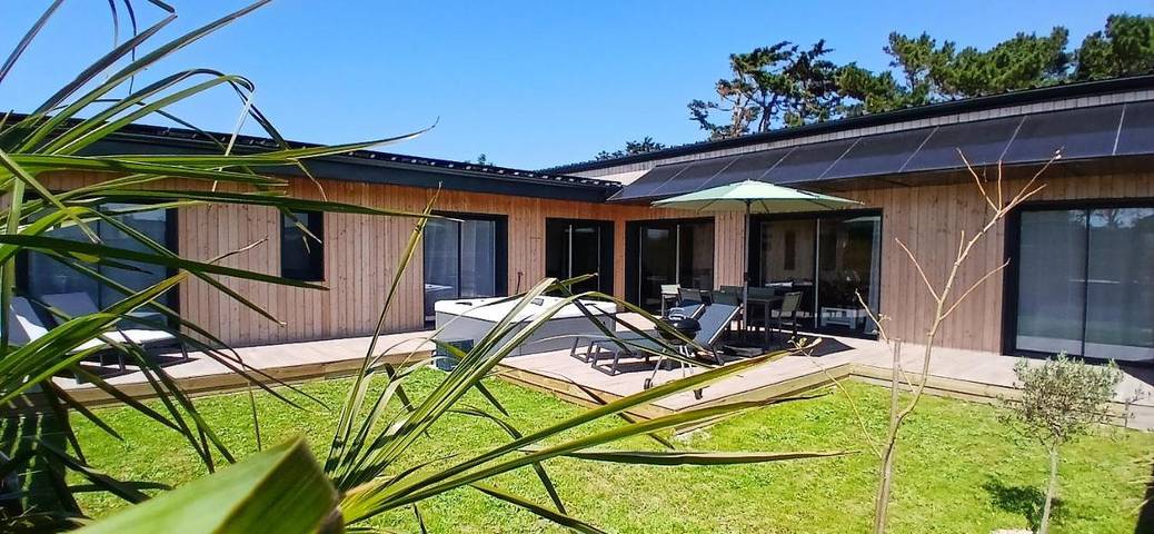 Location de vacances pour 8 personnes, avec jardin ainsi que jacuzzi et terrasse, animaux acceptés dans Plage Du Billou Santec
