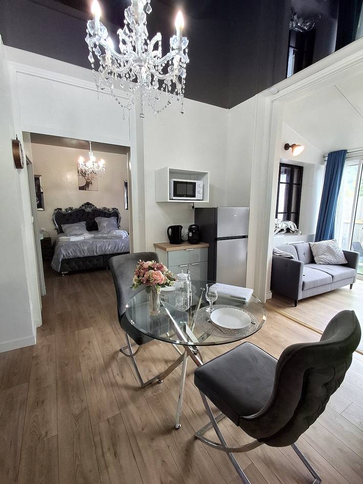 Appartement entier, La Discrète Romantique, appartement avec jacuzzi, Wi-Fi et climatisation in Charavines, Lac de Paladru