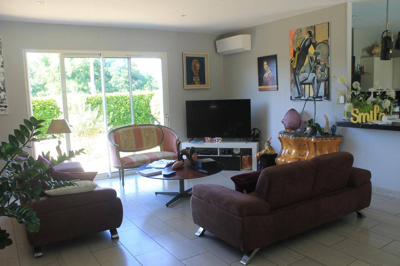 Double Room with Private Bathroom in Donzenac, Région de Brive-la-Gaillarde