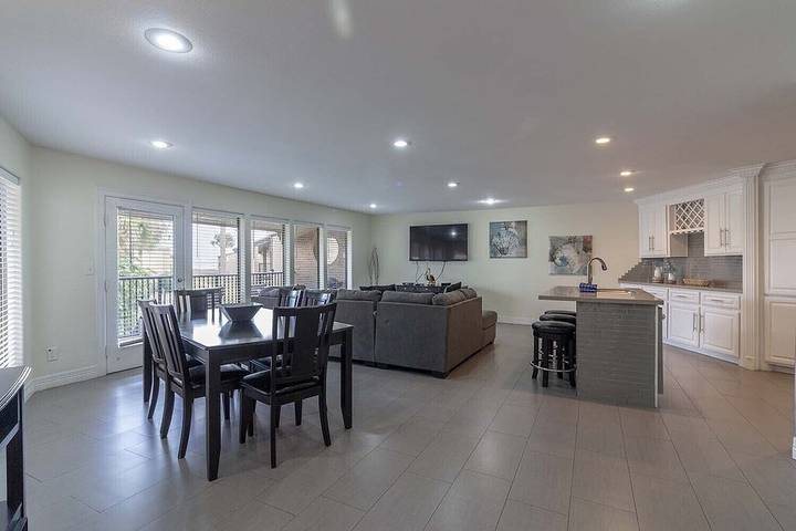 Vacation rental for 8 people, with hot tub and balcony as well as yard and pool in Padre Island