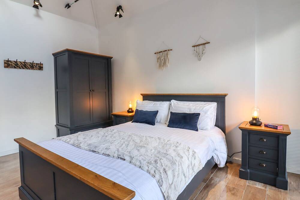 Dreamwood Lodge, pet friendly, with hot tub in Leaves Green in Bromley, London