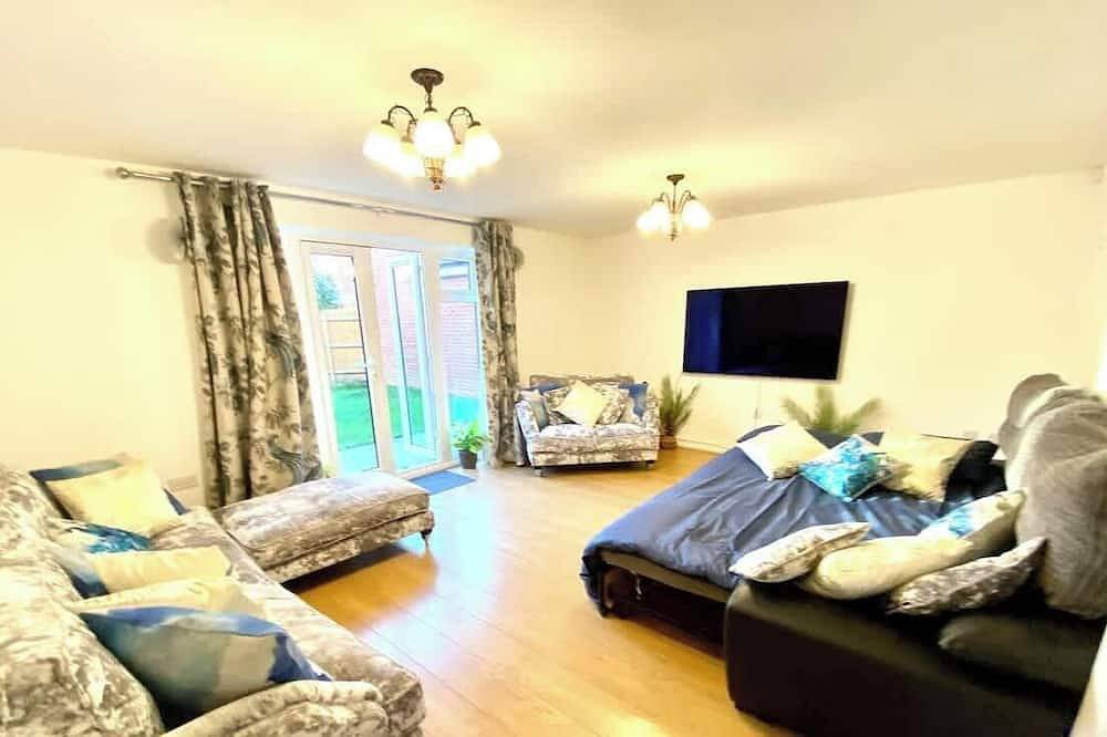 Stylish 4Br Contractor Home - Garden & Parking in Warwickshire