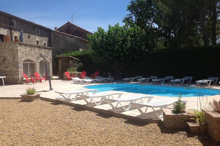 Maison de vacances pour 20 personnes, avec piscine et jardin à Grospierres