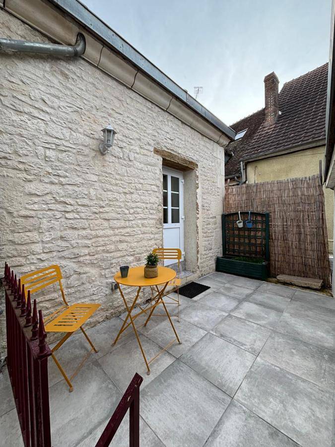 La maison de pierres in Chablis, Région d'Auxerre