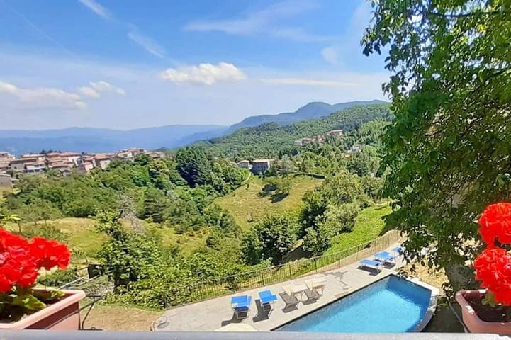 Ferienhaus für 12 Personen, mit Balkon und Garten in Molazzana
