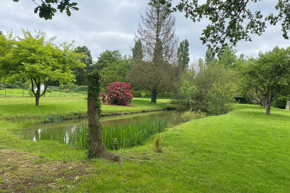 Châlet with 2000m² grounds and pond  in Manou, Región de Nogent-le-Rotrou