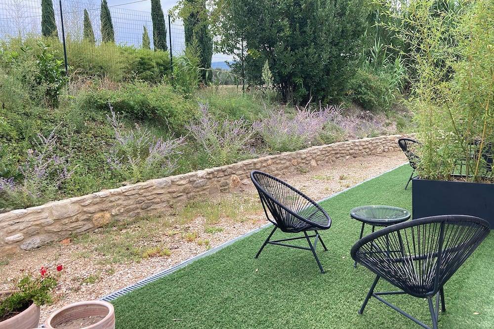 Chambre avec salle de bain, toilettes et terrasse à 200m du Golf de Saumane in Saumane-de-Vaucluse, Vaucluse