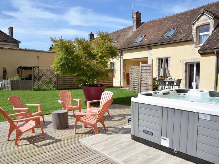 Gîte pour 7 personnes, avec jacuzzi et piscine ainsi que sauna et terrasse - 1