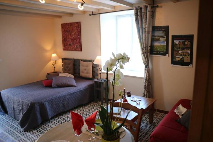 Maison de campagne pour 2 personnes, avec jardin ainsi que terrasse et vue à Saint-Georges-de-Bohon