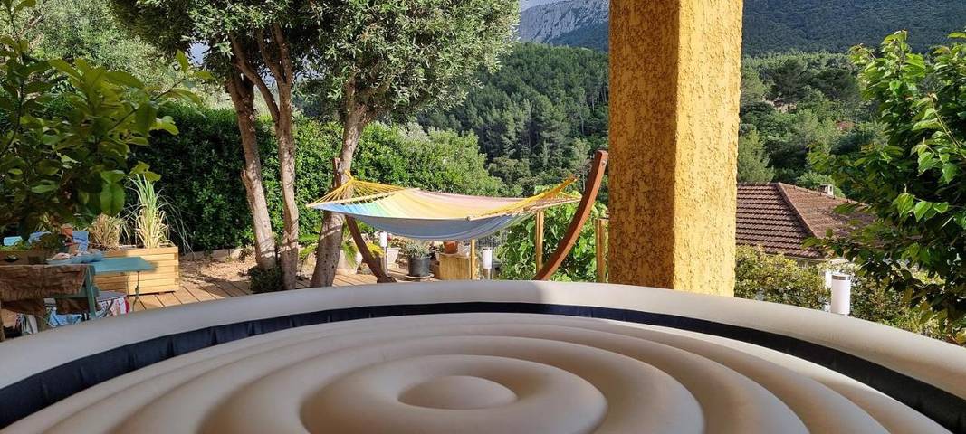 Gîte pour 2 personnes, avec jardin ainsi que terrasse et vue à Le Revest-les-Eaux - 4