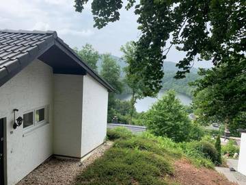 Ferienhaus für 4 Personen, mit Seeblick und Terrasse sowie Ausblick in der Eifel