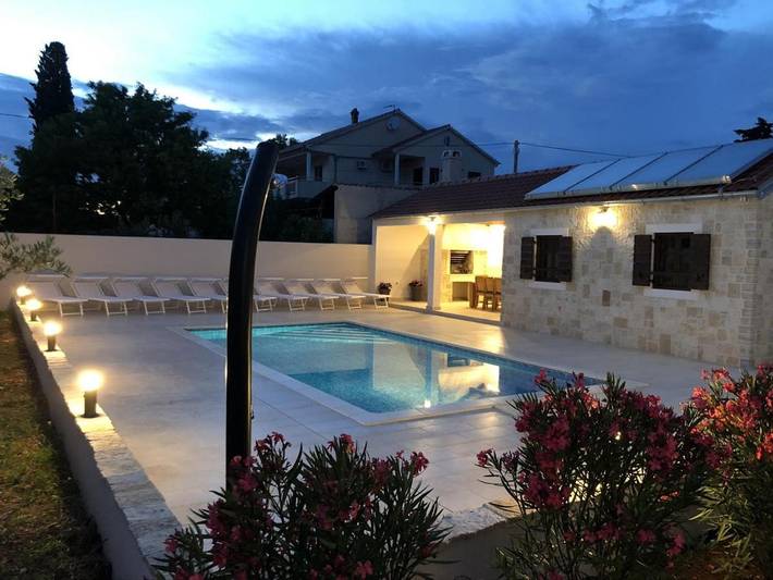 Villa pour 12 personnes, avec piscine et jardin ainsi que sauna et vue à Turanj - 3