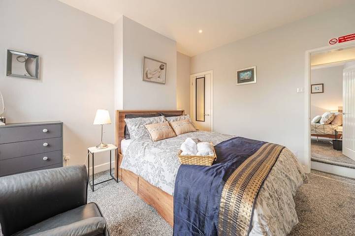 The Landmark: Comfy 2Br Home in Rugby | Sleeps 5 in Warwickshire