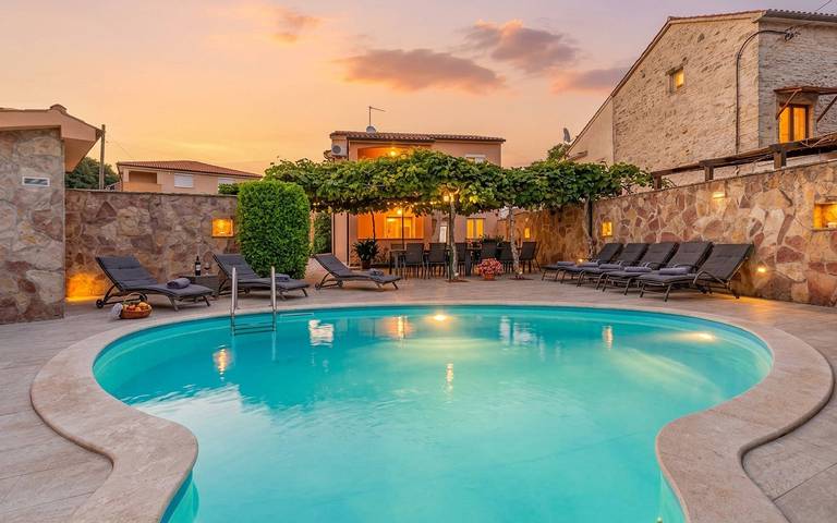 Ferienhaus für 13 Personen, mit Balkon und Terrasse sowie Pool in Peroj