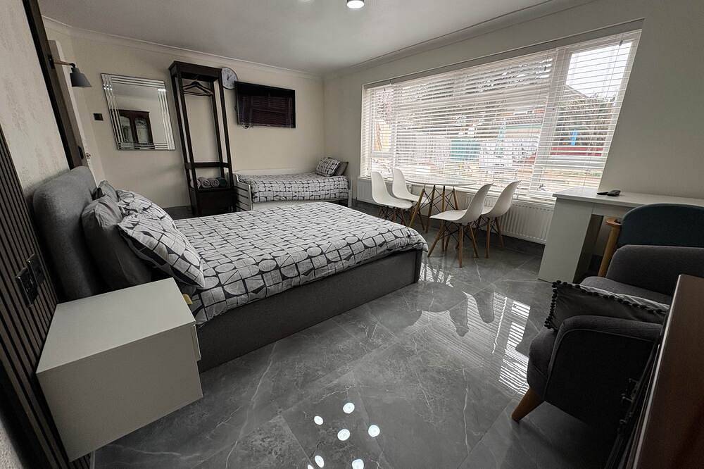 Ganze Wohnung, Luton Retreat - Spacious Ground Floor Family Studio in Luton, Chiltern Hills