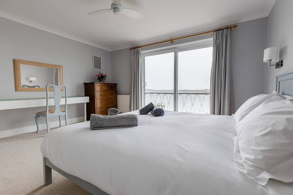 'Waterside' - overlooking Mudeford Harbour - *** No Booking Fees *** in Mudeford, Christchurch