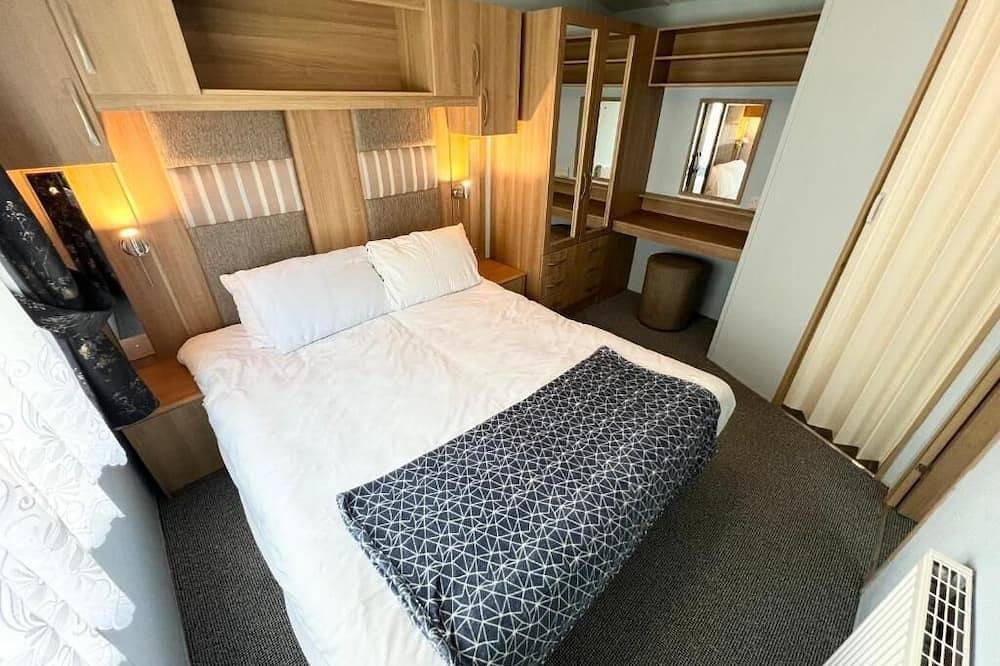 2 Bedroom Caravan, Lower Hyde, Shanklin, Isle of Wight in Shanklin, Isle of Wight