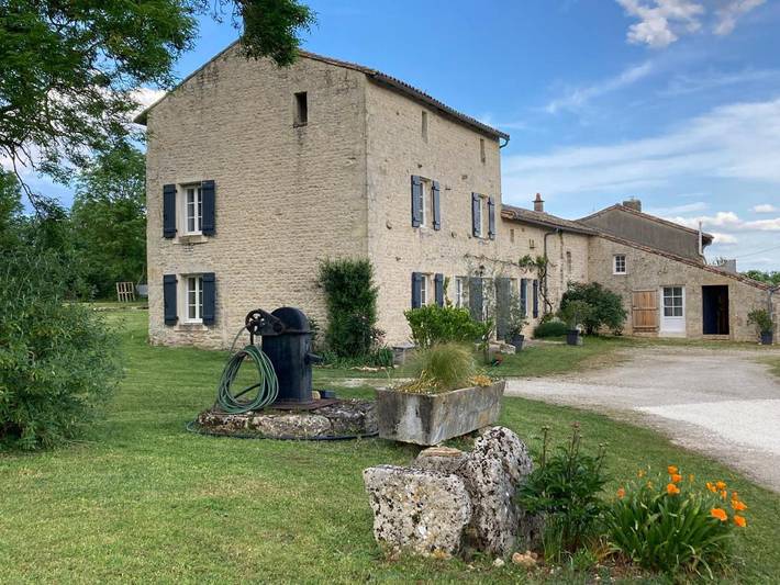 Chambre d’hôte pour 2 personnes, avec Terrasse ainsi que Jardin et Vue dans les Deux-Sèvres - 2
