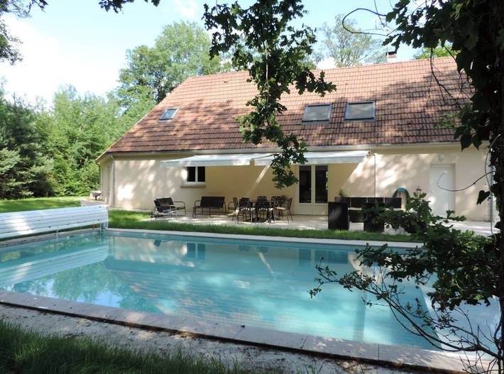 Gîte pour 8 personnes, avec piscine ainsi que jardin et terrasse à Sommecaise