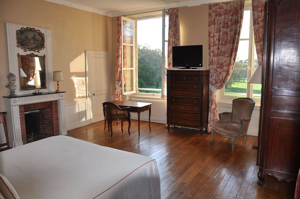 Dream room in 18th century manor house in Senlis, Oise