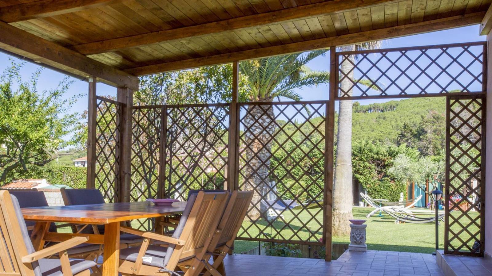 Appartement entier, Albero del Pepe 2 with lush garden-Albero Del Pepe 2 in Spiaggia di Marina di Campo, Marina di Campo