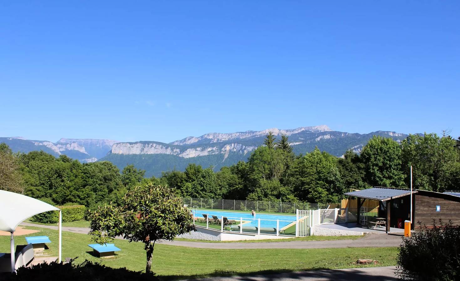 Appartement entier, 28.Roulotte Pétunia 4 personnes in Miribel-les-Échelles, Isère