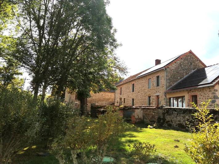 Gîte pour 14 personnes, avec jardin ainsi que terrasse et piscine