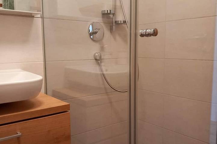 Ganze Wohnung, Ferienwohnung bis 2 Personen, Erdgeschoss in Bad Feilnbach, Alpenland Tegernsee Schliersee
