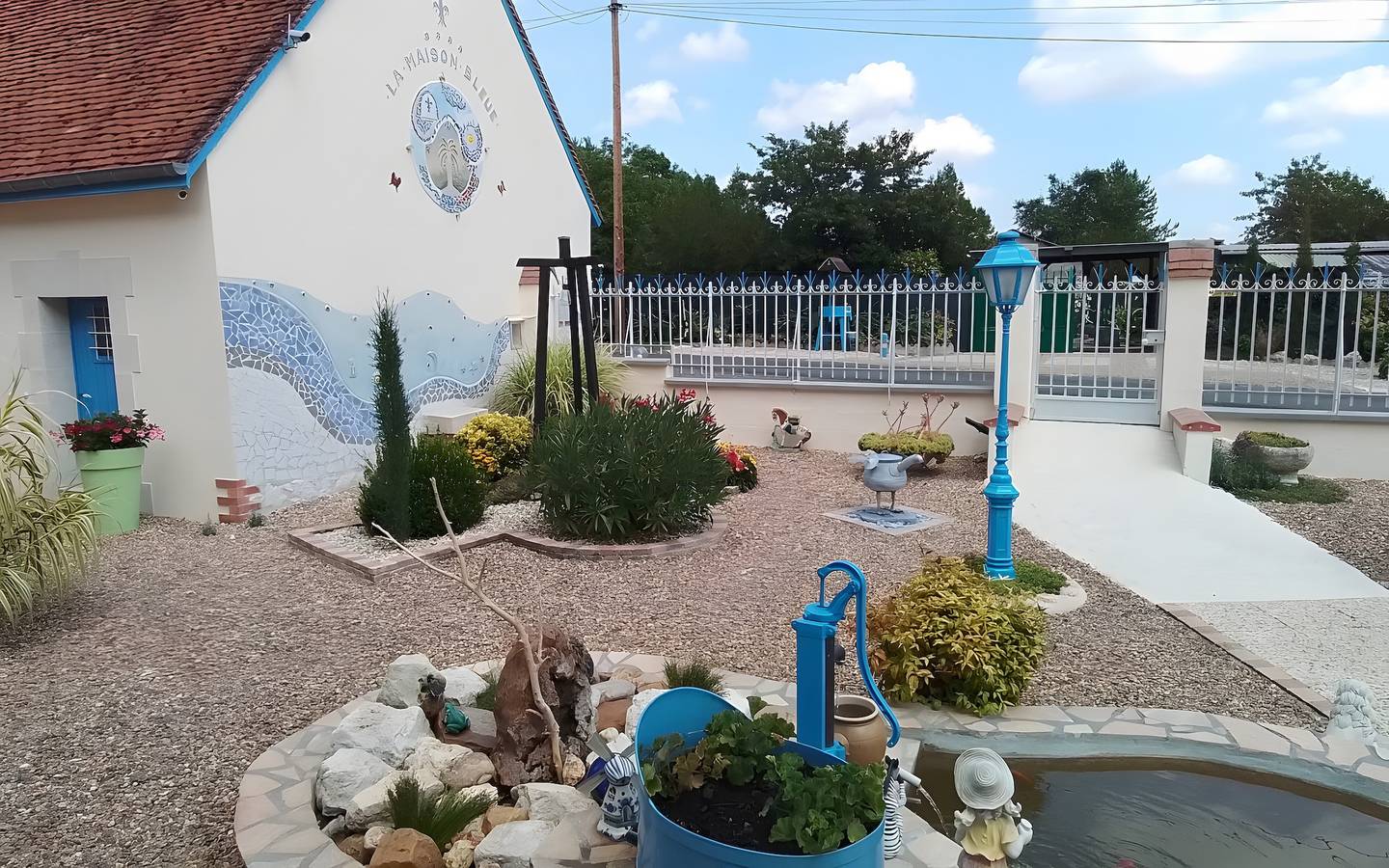 Maison de Vacances 'La Maison Bleue' avec Terrasse Privée, Jardin Privé et Wi-Fi in Thésée, Région de Romorantin-Lanthenay